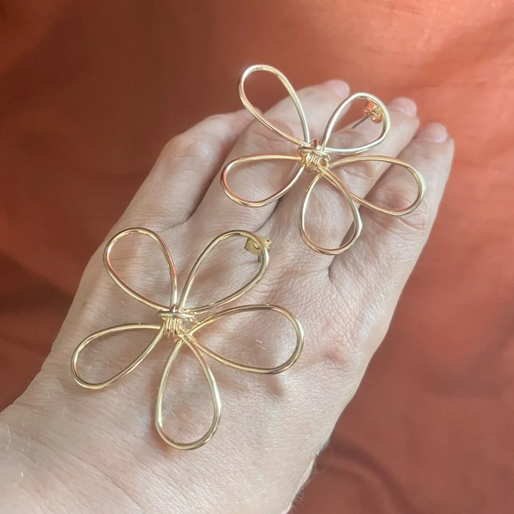 SHASHI Anemone Outline Goldplated Stud Earrings-NWOT - Picture 11 of 15